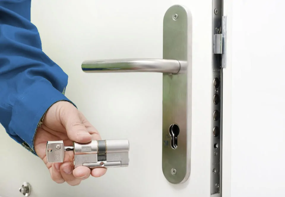 Que empresas ofrecen los cambios de cerraduras mas rapidos y efectivos 960x666 - ¿Qué empresas ofrecen los cambios de cerraduras más rápidos y efectivos?